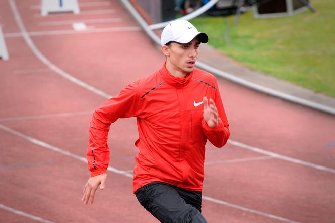 Adam Kszczot w trakcie rozgrzewki przed biegiem na 800m podczas 2 Memoriału Kamili Skolimowskiej w Warszawie