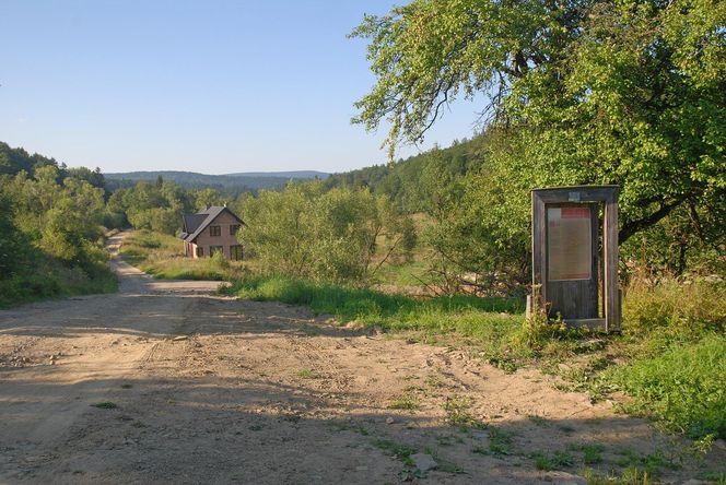 Opustoszałe miejsce w Małopolsce. Po wojnie wysiedlono stamtąd wszystkich mieszkańców 