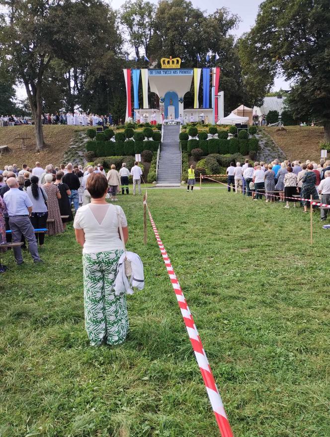 Rocznica koronacji Matki Bożej Kębelskiej w Wąwolnicy. Pojawiło się tysiące wiernych. Zobacz