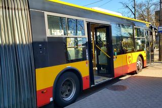 25-latek zrobił z autobusu toaletę. Obok telefony, szklana fifka i wielki nóż