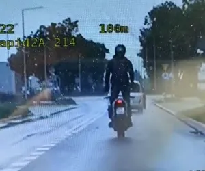 21-latek popisywał się na motocyklu. Zrobił to na oczach policjantów! Wszystko się nagrało