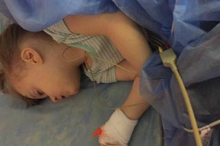 6-letnia Zosia z Tychów potrzebuje pomocy internautów, żeby stanąć na nogi 