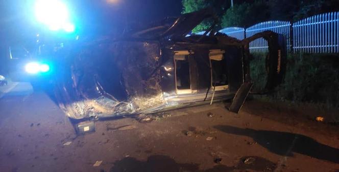 Młody kierowca podczas wyprzedzania zahaczył o inne auto. Nie żyje nastoletnia pasażerka