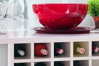 Otwarte półki kuchenne: na wino