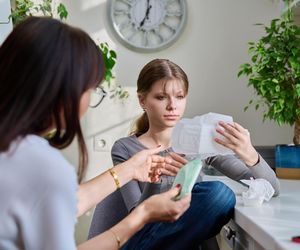 Pierwsze podpaski dla córki to nie tylko kwestia komfortu. Sprawdź, co może kryć ich skład