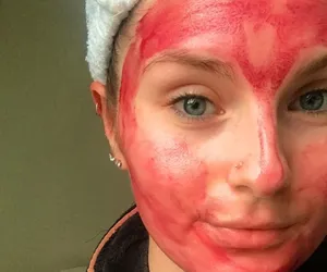 Użytkowniczki TikToka nakładają na twarz krew menstruacyjną. Ekspertka ostrzega: nie róbcie tego
