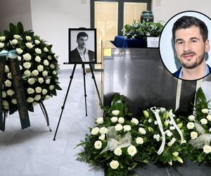 Pogrzeb Macieja Mindaka. Białe kwiaty wypełniły dom pogrzebowy