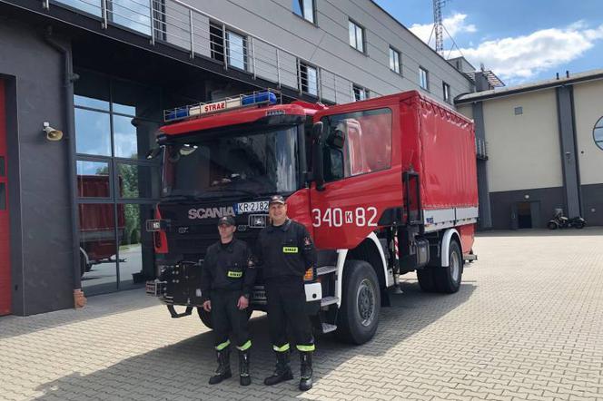Polskie służby  pomagają  Białorusi.  W tej grupie są też strażacy z Nowego Sącza