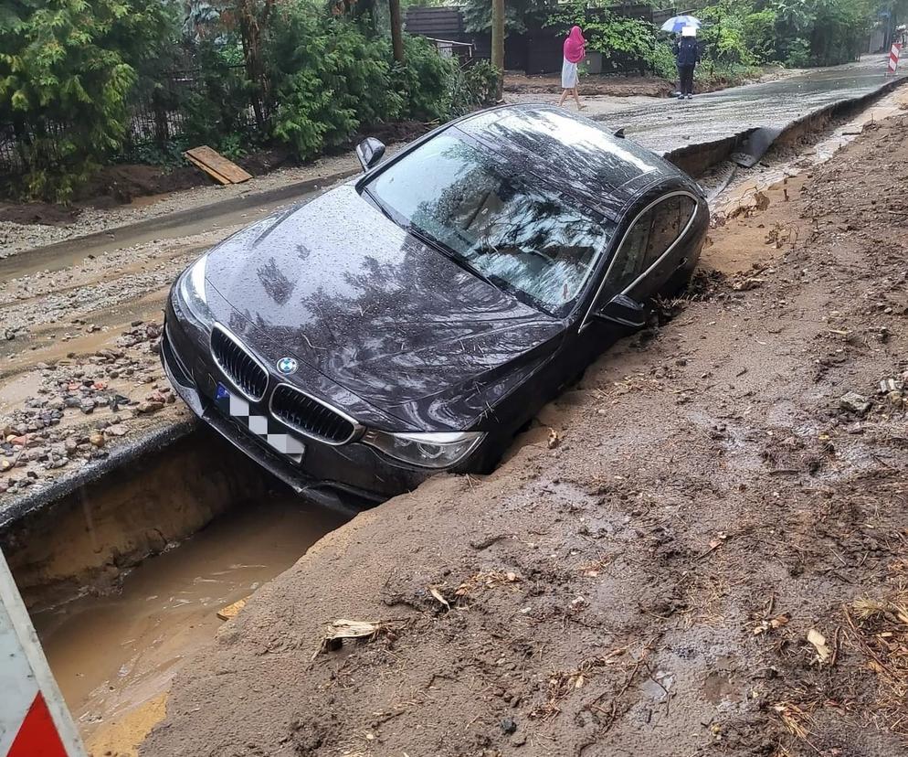 Zniszczona droga w Dominicach, zalany tunel drogowy w Kościanie