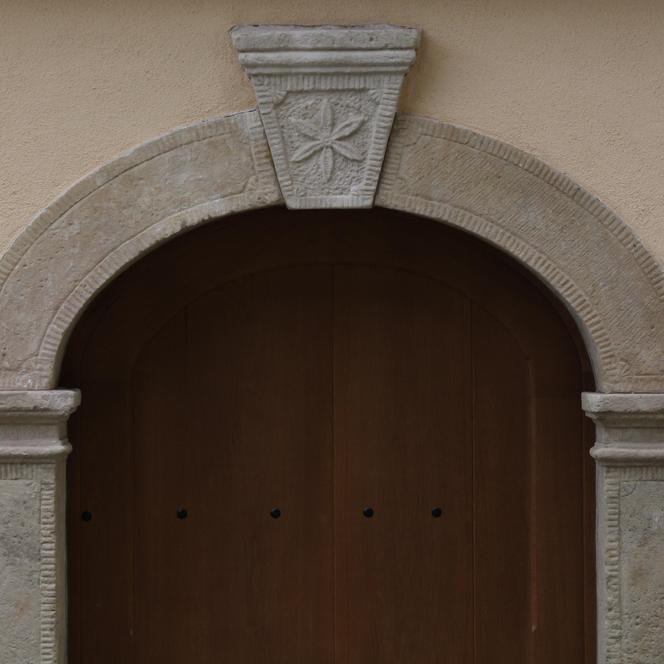 Pałac Sobieszów po remoncie – kamienny portal