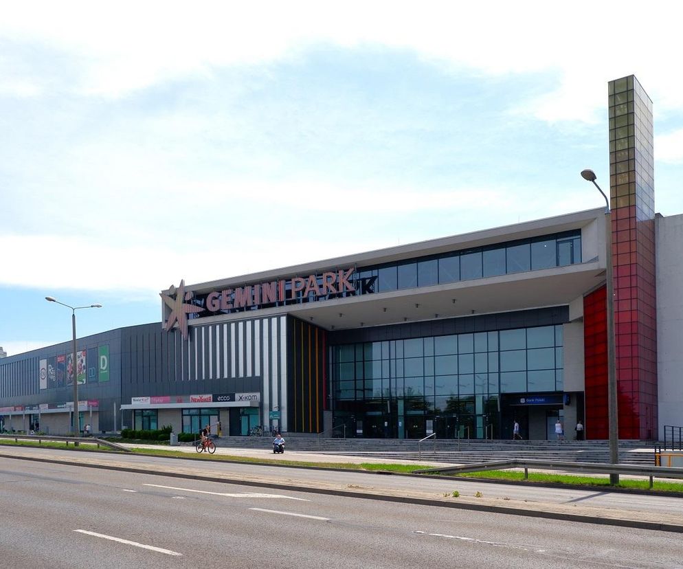 Budynek galerii handlowej Gemini Park w Bielsku-Białej widziany z ulicy, z dużym logo na dachu. Obiekt, w którym otwarto pierwszy w Europie kompaktowy sklep IKEA, jest tematem artykułu, o czym przeczytasz więcej na portalu Super Biznes.