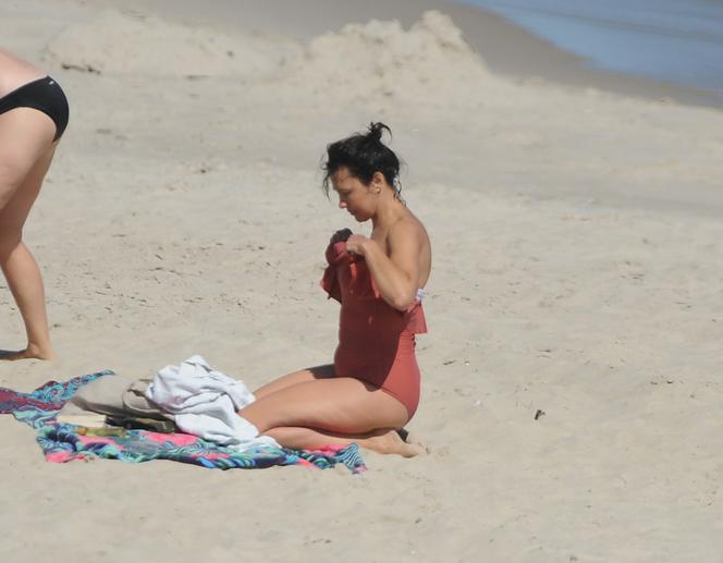 Anna Popek. Pręży piersi na plaży