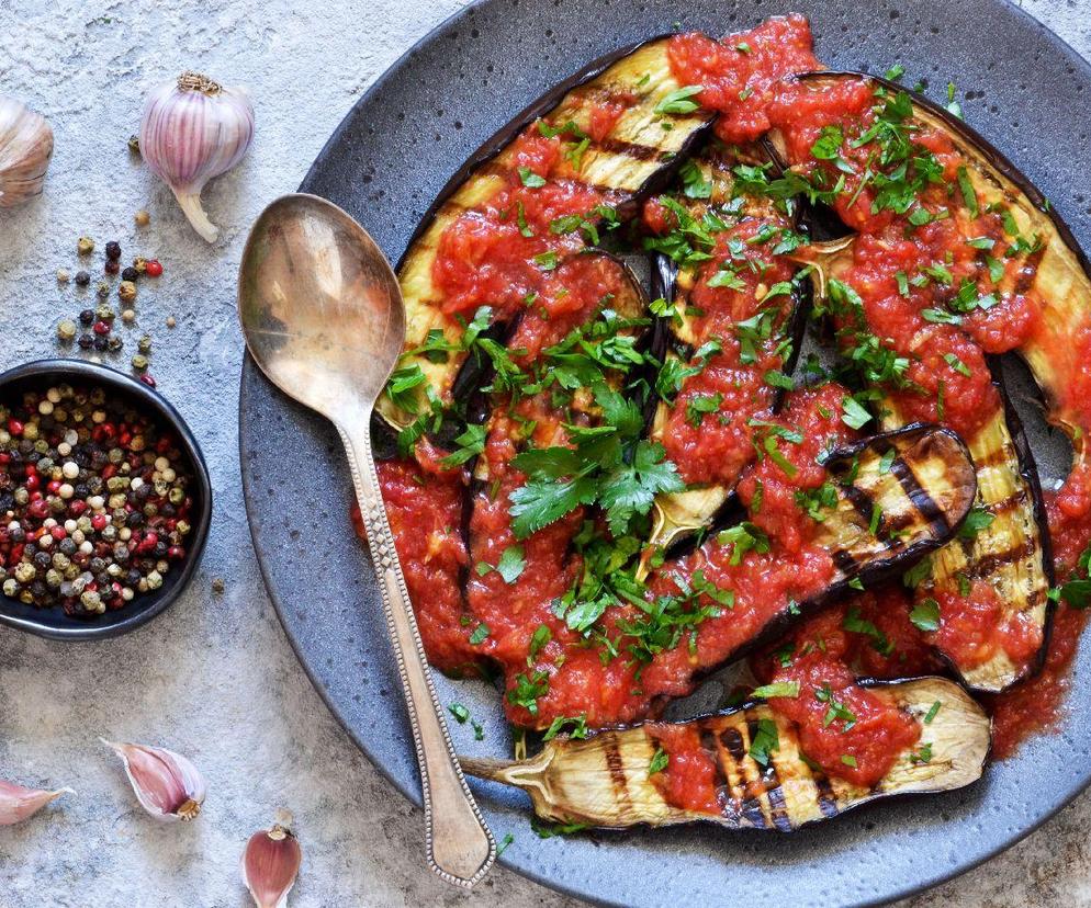 smażony bakłażan z ostrą salsą