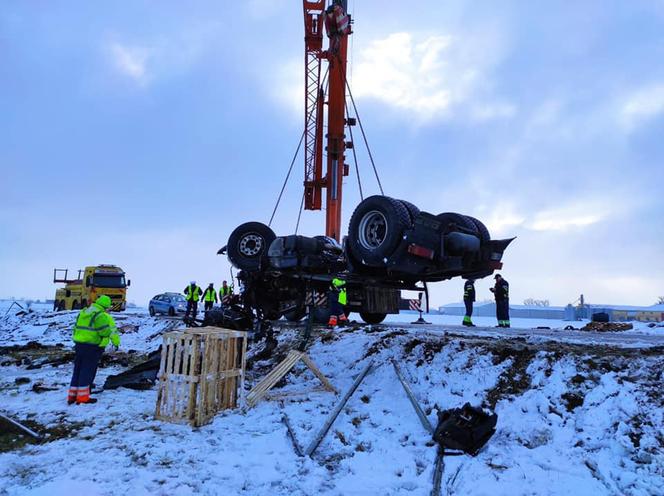 Poznań: Kierowca ciężarówki nie miał szans! Zniszczenia na A2 są ogromne 