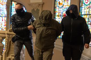 Pomagał nielegalnie unikać odsiadki za kratkami innym - teraz sam idzie do aresztu.