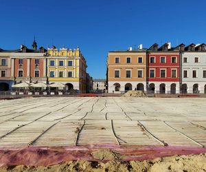 Przed ratuszem w Zamościu trwają dalsze prace przy budowie lodowiska