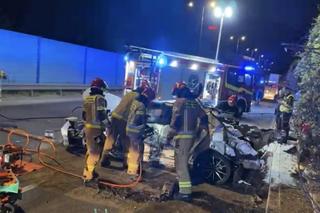 Dramatyczny wypadek w al. Prymasa Tysiąclecia. Zakleszczonego kierowcę strażacy musieli wycinać z wraku