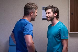 Na Wspólnej, odcinek 2791. Grzegorz (Michał Chruściel), Olaf (Maciej Brzoska)