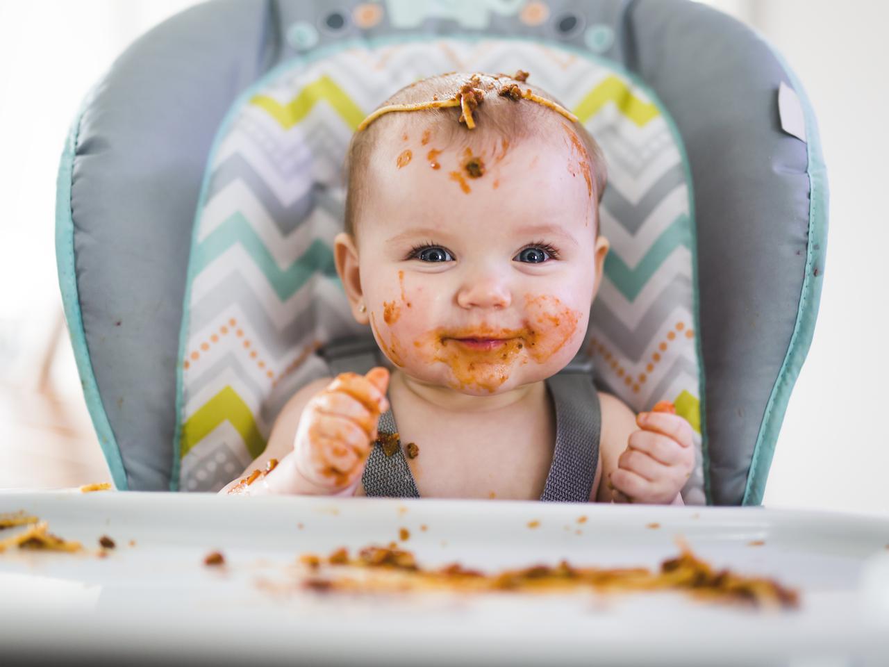 Każdy rodzic musi z tym się zmierzyć: jak rozszerzać dietę miesiąc po miesiącu?