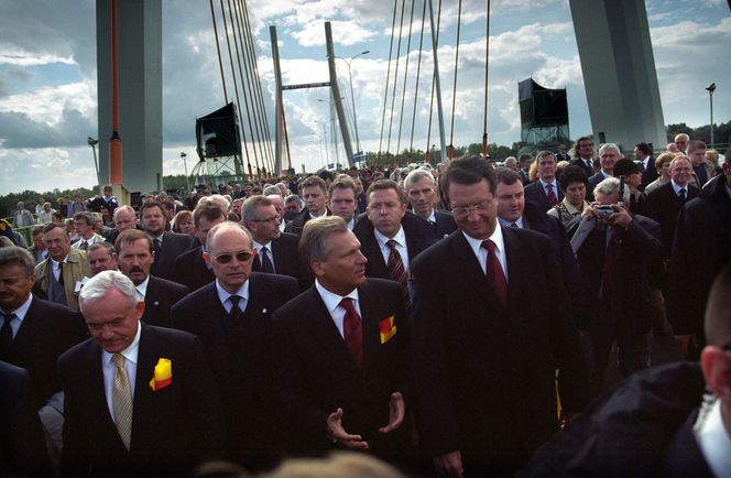 Uroczyste otwarcie Mostu Siekierkowskiego w 2002 roku z udziałem m.in. prezydenta Aleksandra Kwaśniewskiego i premiera Leszka Millera