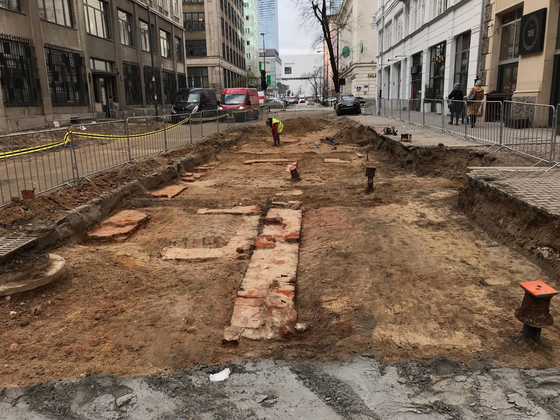 Odkryte mury dawnego Szpitala Dzieciątka Jezus na ul. Sienkiewicza w Warszawie