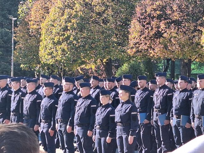 Uroczyste zakończenie szkolenia policyjnego w Katowicach. Ponad 200 nowych policjnatów