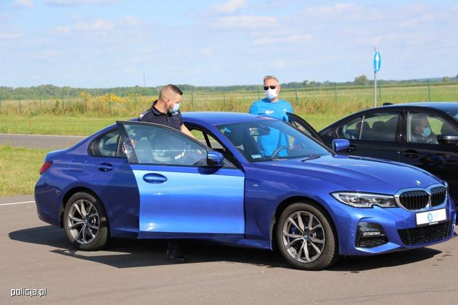 Policjanci ćwiczyli dynamiczną jazdę w samochodach BMW