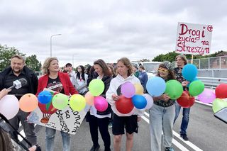 przecięcie wstęgi balonowej na otwarcie wiaduktu