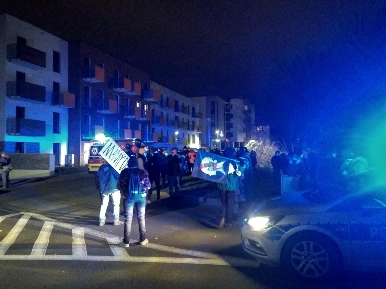 Trwa protest pod Komendą Miejską Policji po zatrzymaniach na manifestacji w Toruniu. [FOTO]