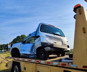 Groźny wypadek w Szczecinku. Peugeot roztrzaskał się na latarni