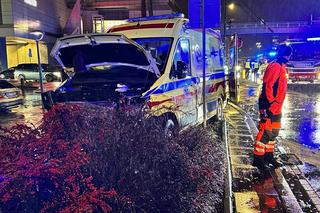 Karetka wioząca pacjenta zderzyła się z osobówką. Trzy osoby potrzebowały pomocy