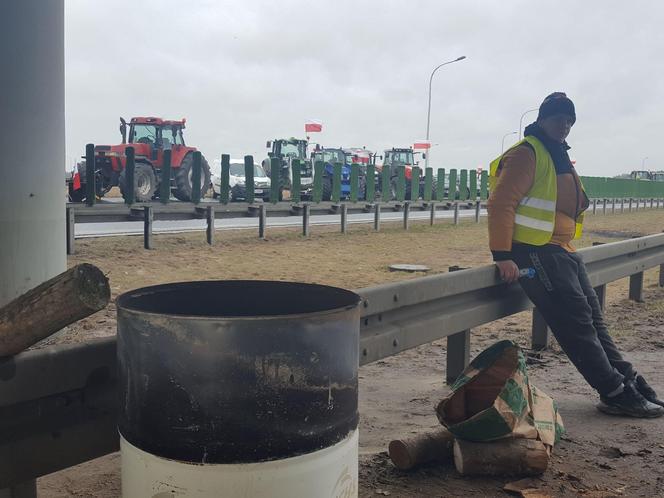 ​Na S5 koło Leszna zaczęła się druga doba rolniczego protestu