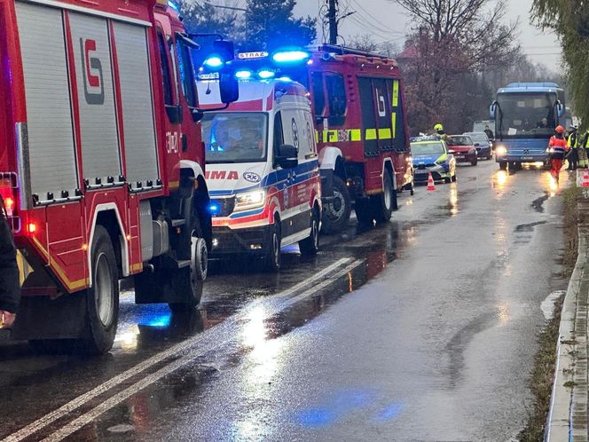 Zderzenie pociągu z ciężarówką. Skład PKP Intercity się wykoleił. Trwa akcja ratunkowa