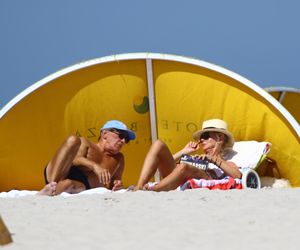 Jan Englert z żoną i ćorką w Juracie