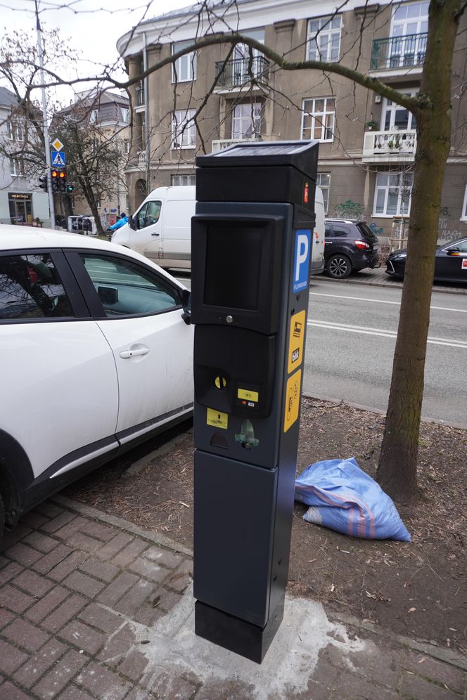 Niebieskie worki przy parkomatach
