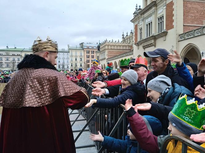 Kolorowy i rozśpiewany orszak Trzech Króli 2023 przeszedł ulicami Krakowa 