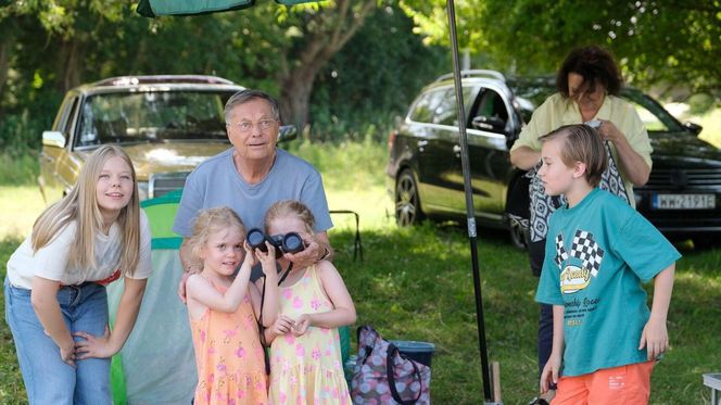 M jak miłość odc. 1828. Józef Modry (Stefan Friedmann), bliźniaczki Emilka, Zuzia (Julia, Marcelina Kempka), Lenka (Olga Cybińska), Misiek (Aleksander Bożyk)