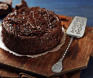 Tort czekoladowy na ciemnym piwie. Oprószony solą smakuje nieziemsko