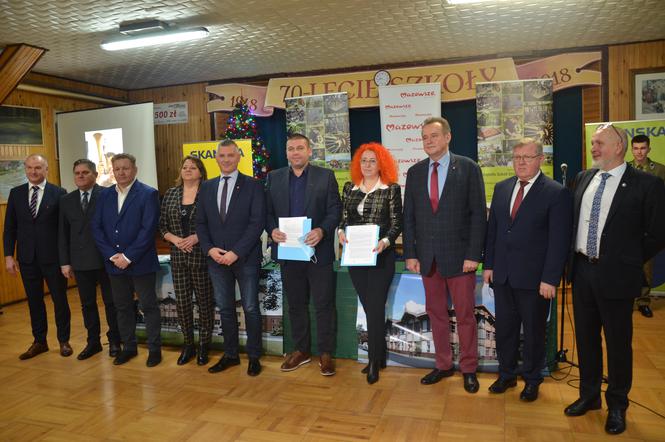Popisanie umowy z wykonawcą inwestycji dotyczącej budowy nowej siedziby Zespołu Szkół Drzewnych w Garbatce - Letnisko 