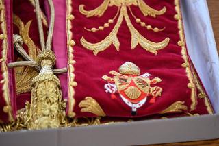 Buty Benedykta XVI trafiły doBydgoszczy. Przekazał też specjalną bieliznę. Powstaje dla nich muezum