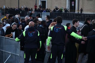 Rzesze wiernych przybywają na pogrzeb Franciszka. Wielkie tłumy w Watykanie 