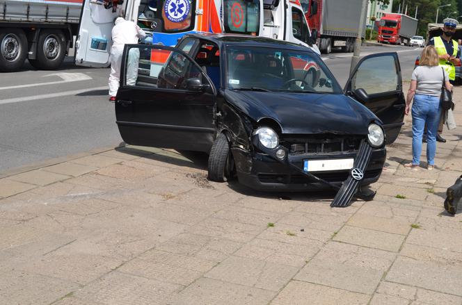 W Starachowicach, w okolicach marketu przy Radomskiej auto uderzyło w uliczną latarnię