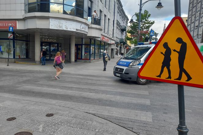 Znak drogowy na Pietrynie ostrzegający przed „smombie”  