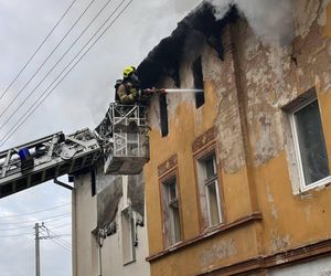 Dramatyczny pożar na Dolnym Śląsku. Mężczyzna ewakuowany przez okno, budynek doszczętnie zniszczony