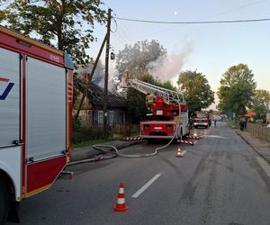 Pożar domu 69-latka pod Radomskiem! Podpalacz podłożył ogień pod sąsiednim budynkiem [ZDJĘCIA]