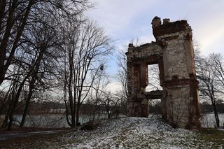 Ruiny zamku w Bychawie położone są nad zalewem