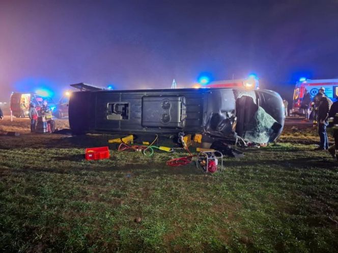 Wlonice. Wypadek busa. Pojazd wylądował na boku. Podróżowało nim 19 osób