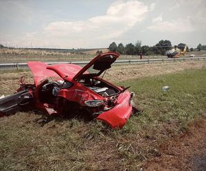 Porsche dachowało przy S19. Dwie osoby ranne