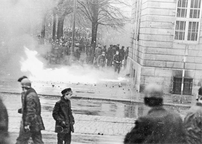 Podpalenie budynku Komitetu Wojewódzkiego PZPR w Gdańsku, grudzień 1970, był przedtaktem do narastającej frustracji
