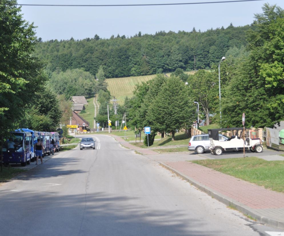 Huta Szklana, Święty Krzyż i okolice